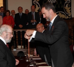 Su Alteza Real el Príncipe de Asturias impone la medalla del Premio a José Manuel Caballero Bonald